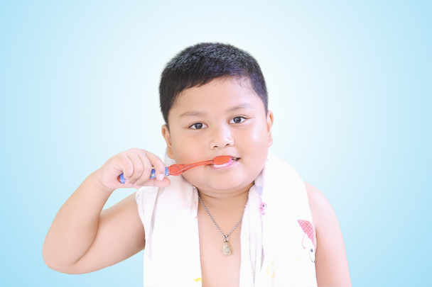 Poika harjaus hampaat
 - Valokuva, kuva