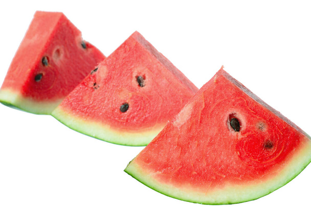 Rode watermeloen geïsoleerd op witte achtergrond. - Foto, afbeelding