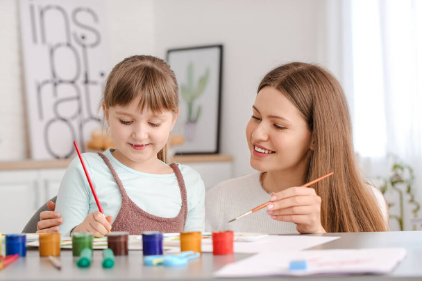 Zeichenlehrerin gibt kleinen Mädchen zu Hause privaten Kunstunterricht - Foto, Bild