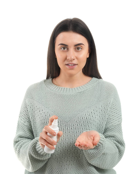 Vrouw met ontsmettingsmiddel op witte achtergrond - Foto, afbeelding