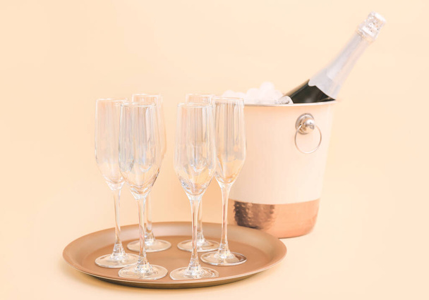 Kbelík s ledem a šampaňským na barevném pozadí - Fotografie, Obrázek