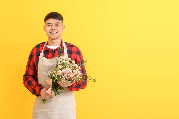 Muotokuva Aasian mies kukkakauppa kukkakimppu väri taustalla
 - Valokuva, kuva