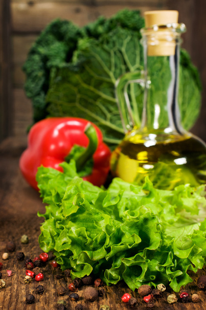 fresh lettuce leaves , olive oil and vegetables - Foto, Imagem