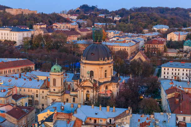 Veduta aerea della cattedrale domenicana e del centro storico di Leopoli, Ucraina. Paesaggio urbano vov. Vista dal municipio di Leopoli - Foto, immagini
