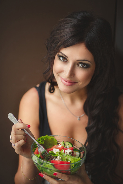 Portrait of a young woman. salad - 写真・画像