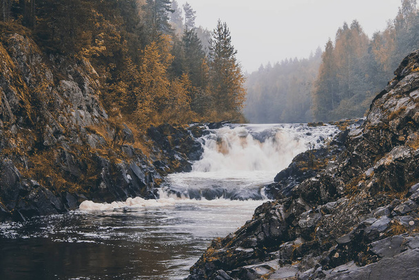 Cachoeira Kivach na Carélia, Rússia. Paisagem natural do norte russo
 - Foto, Imagem