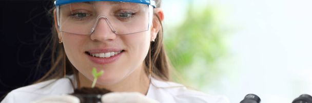 Una mujer en primer plano, un biólogo científico en un laboratorio de investigación examina las propiedades biotécnicas de las plantas. Pruebas médicas y bioquímica
 - Foto, imagen