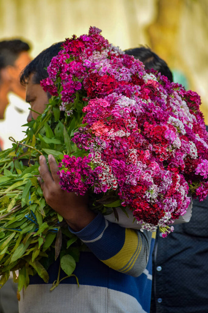 Ghazipur Phool Mandi κατάσταση της αγοράς λουλουδιών το πρωί, το λουλούδι που ο ίδιος προήλθε από την Κίνα, το Βιετνάμ, την Ταϊλάνδη και την Ινδία - Φωτογραφία, εικόνα