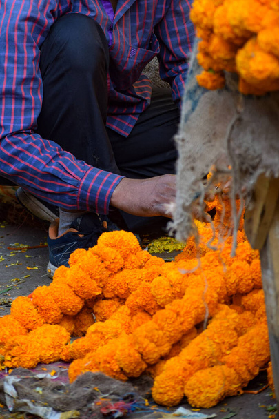 Ghazipur Phool Mandi bloem markt situatie in de ochtend, de bloem zelf kwam uit China, Vietnam, Thailand en India - Foto, afbeelding