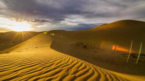 Naplemente a homokdűnék felett a sivatagban  - Felvétel, videó