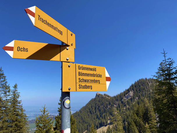 Ορειβατικές πινακίδες και σημάνσεις στους λόφους πάνω από την κοιλάδα των Άλπεων και στην κεντρική Ελβετία, Eigenthal - Καντόνιο Lucerne, Ελβετία (Kanton Luzern, Schweiz) - Φωτογραφία, εικόνα