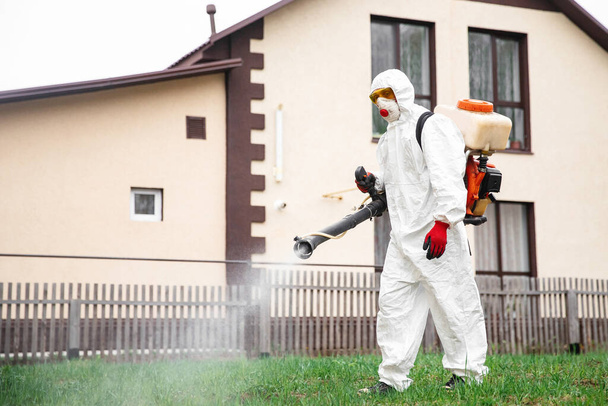 Specialist in hazmat kostuums reiniging desinfectie openbare tuin door service, oppervlaktebehandeling van coronavirus pandemische gezondheidsrisico 's - Foto, afbeelding