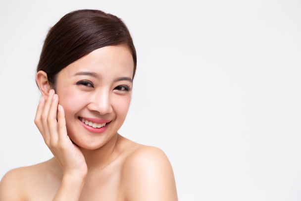 Muotokuva kauneus Aasian nainen selkeä terve täydellinen iho eristetty valkoisella taustalla. Kauneushoitola kasvohoito ihonhoito käsite - Valokuva, kuva