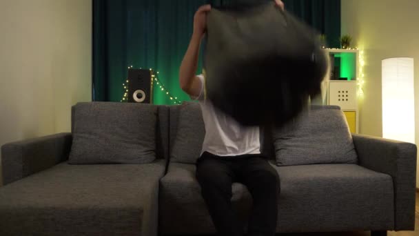 l'homme porte sur sa tête un sac poubelle et va
 - Séquence, vidéo
