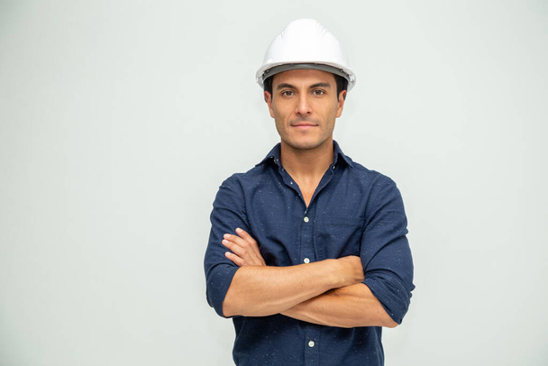 Красивый промышленный инженер в белом шлеме на белом фоне
 - Фото, изображение