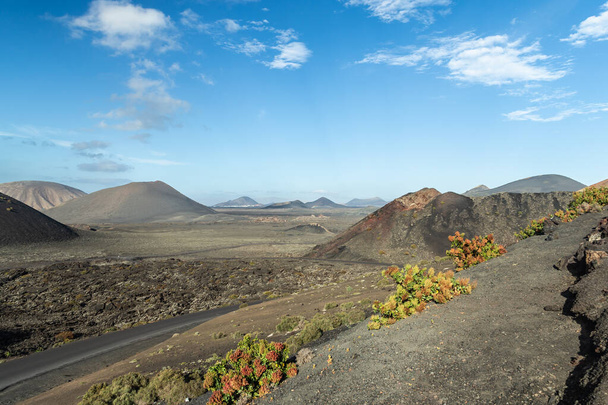 Fuerteventura, Kanarya Adaları, İspanya 'daki Timanfaya Doğal Parkı manzarası. Volkanik manzara. - Fotoğraf, Görsel
