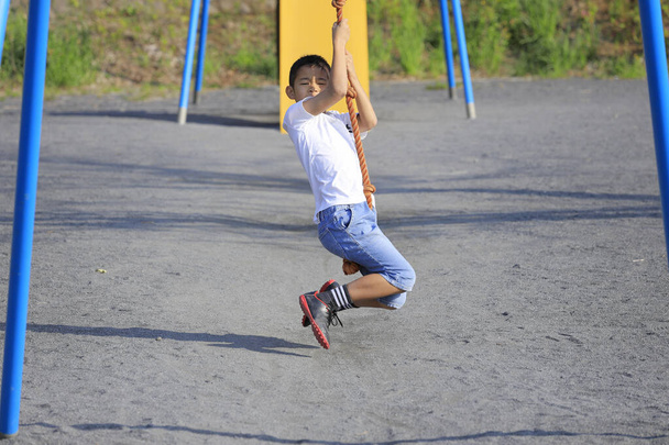Ιαπωνικό αγόρι παίζει με ιπτάμενη αλεπού (τετάρτη τάξη στο δημοτικό) - Φωτογραφία, εικόνα