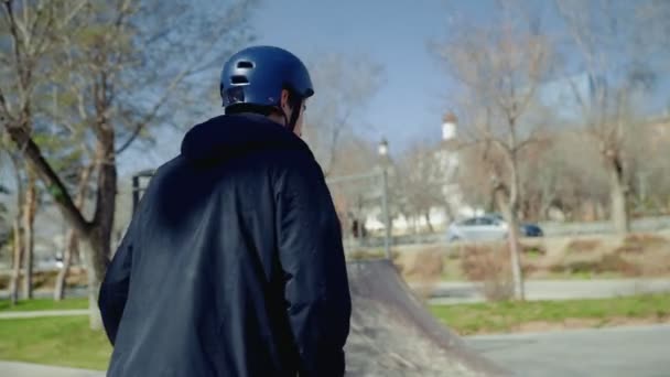 Egy fiatal BMX lovas elhagyja az extrém parkot, integet egy kezet, és elbúcsúzik a barátaitól. - Felvétel, videó