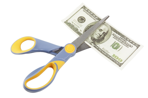 ножницы режут стодолларовую купюру
 - Фото, изображение