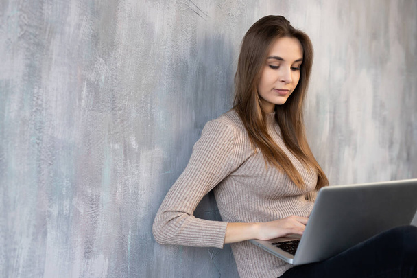 жінка-студент, що працює з ноутбуком комп'ютера, онлайн-навчання навчання тренінгу для покупок, робота вдома
 - Фото, зображення