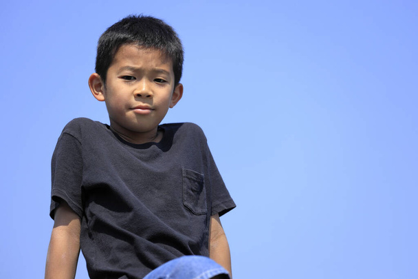 Chico japonés bajo el cielo azul (quinto grado en la escuela primaria
) - Foto, imagen