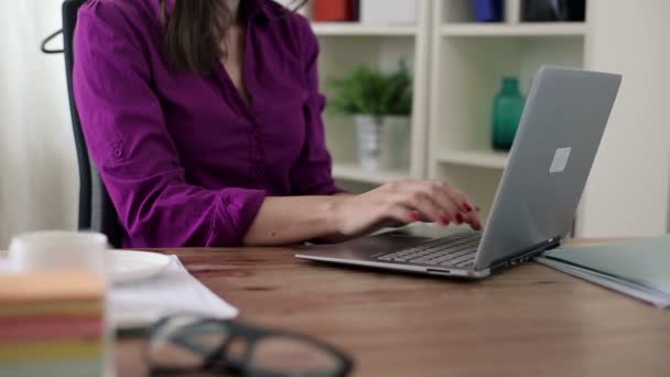Businesswoman hands typing - Кадры, видео