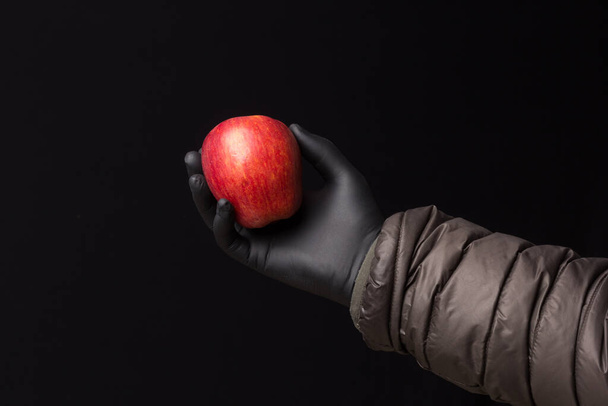 Az alma szimbóluma a tudományos és fantasy irodalomban. Édes gyümölcs tele vitaminokkal, egészséges és alacsony kalóriatartalmú. Vörös alma, ideális desszertek készítéséhez és étkezés előtti és utáni étkezéshez. - Fotó, kép
