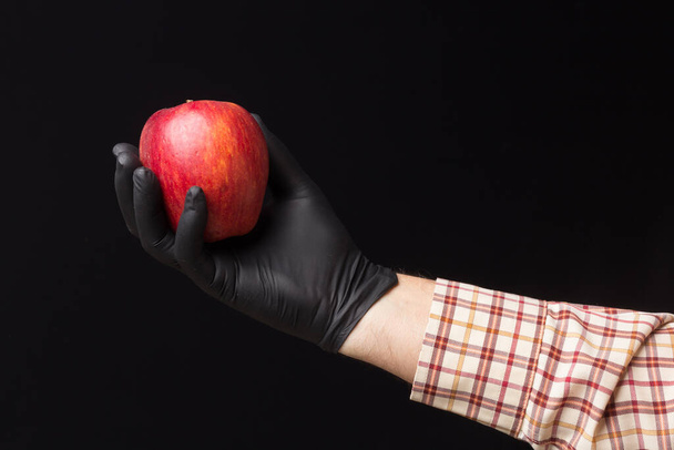 Το μήλο σύμβολο στην επιστήμη και τη λογοτεχνία φαντασίας. Γλυκό φρούτο γεμάτο βιταμίνες, υγιεινό και χαμηλό σε θερμίδες. Κόκκινο μήλο, ιδανικό για γλυκά και για φαγητό πριν και μετά τα γεύματα. - Φωτογραφία, εικόνα
