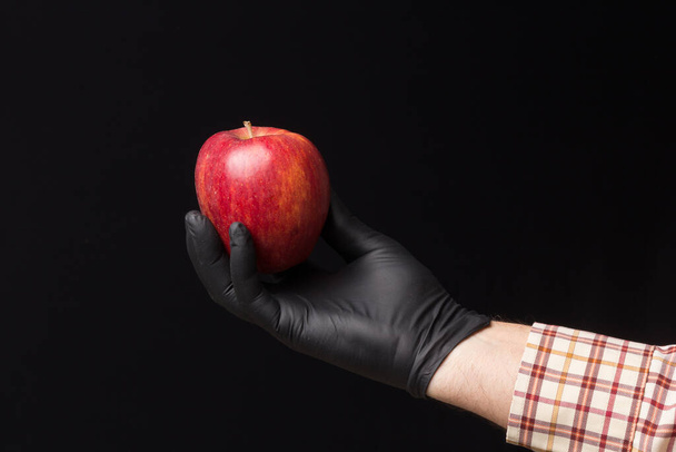 Το μήλο σύμβολο στην επιστήμη και τη λογοτεχνία φαντασίας. Γλυκό φρούτο γεμάτο βιταμίνες, υγιεινό και χαμηλό σε θερμίδες. Κόκκινο μήλο, ιδανικό για γλυκά και για φαγητό πριν και μετά τα γεύματα. - Φωτογραφία, εικόνα