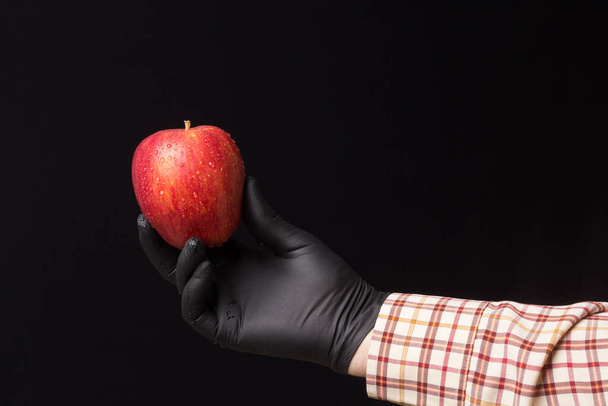 La manzana símbolo en la ciencia y la literatura de fantasía. Fruta dulce llena de vitaminas, saludable y baja en calorías. Manzana roja, ideal para hacer postres y para comer antes y después de las comidas
. - Foto, Imagen