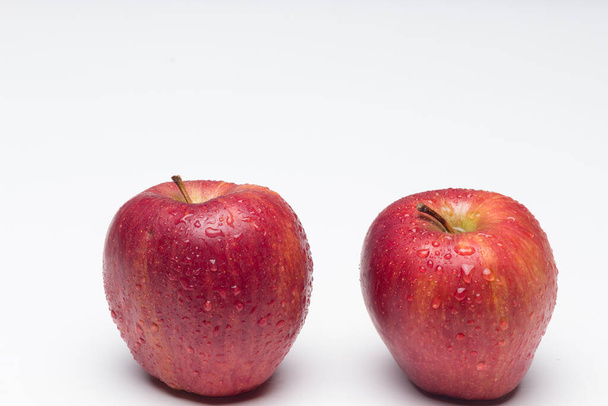 Het symbool appel in wetenschap en fantasie literatuur. Zoet fruit vol vitaminen, gezond en caloriearm. Rode appel, ideaal voor het maken van desserts en voor het eten voor en na de maaltijd. - Foto, afbeelding