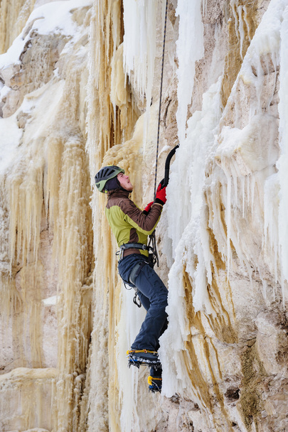 Nuori mies kiipeää jäälle
 - Valokuva, kuva