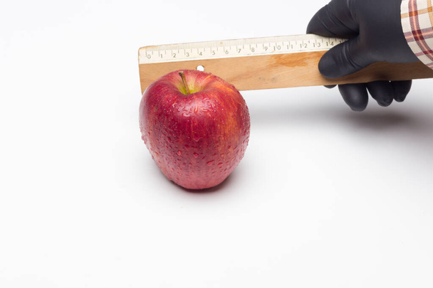 Symboli omena tieteen ja fantasia kirjallisuutta. Makea hedelmä täynnä vitamiineja, terveellisiä ja vähäkalorisia. Punainen omena, ihanteellinen jälkiruokien valmistukseen ja syömiseen ennen ateriaa ja sen jälkeen
. - Valokuva, kuva