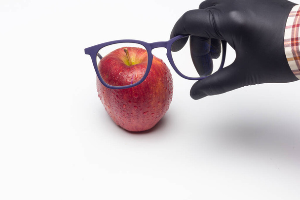 Het symbool appel in wetenschap en fantasie literatuur. Zoet fruit vol vitaminen, gezond en caloriearm. Rode appel, ideaal voor het maken van desserts en voor het eten voor en na de maaltijd. - Foto, afbeelding