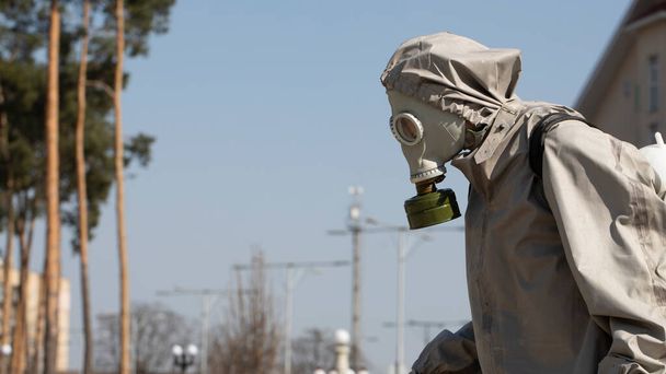 Los militares desinfectan para contrarrestar la propagación de los coronavirus COVID-19 SARS-CoV-2. Llevan trajes de protección militares y máscaras antigás.
. - Foto, imagen