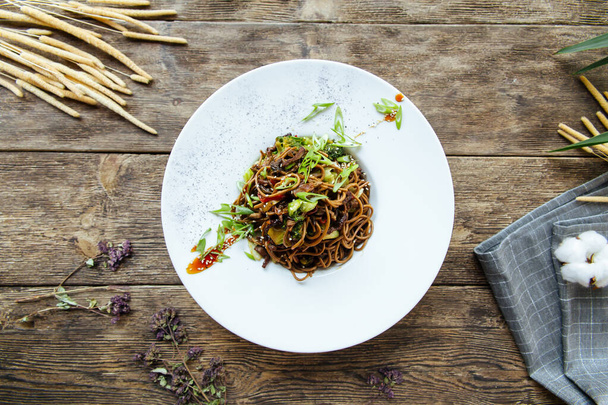 Top näkymä Aasian wok soba nuudelit vihanneksia
 - Valokuva, kuva