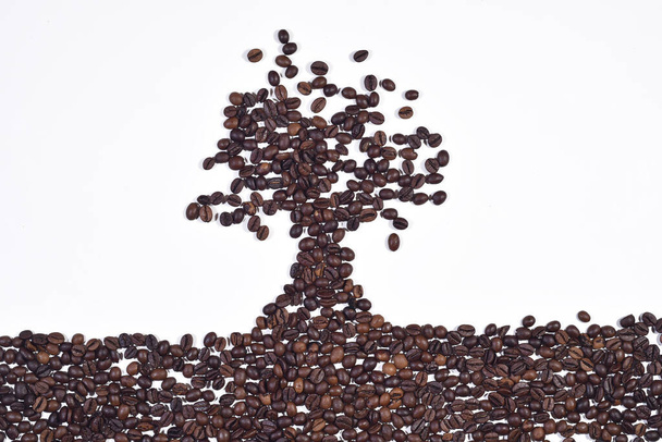 Форма дерева з кавових зерен ізольована на білому тлі
 - Фото, зображення