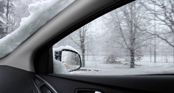 Οδηγώντας το αυτοκίνητο σε μια χιονισμένη μέρα - καθρέφτη πίσω όψη - Φωτογραφία, εικόνα