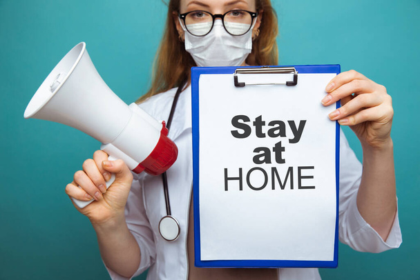 Arzt mit Tablet zeigt Botschaft "Bleib zu Hause", schützt vor Coronavirus oder Covid-19-Epidemie, Selbstquarantäne, Isolation und soziales Distanzierungskonzept - Foto, Bild