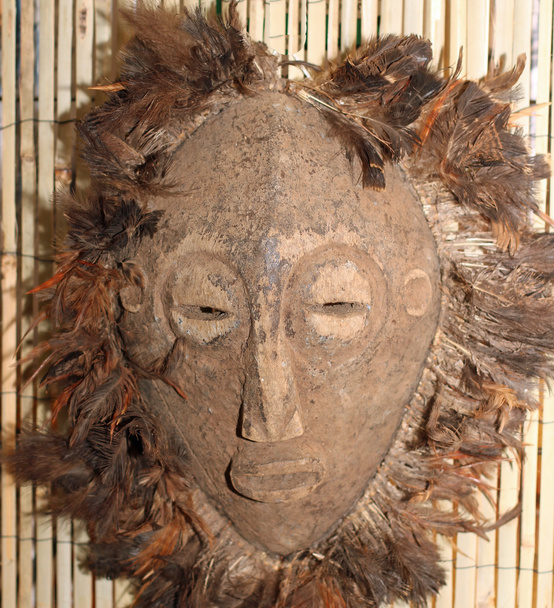 Afrikaans masker gebruikt door tovenaars en sjamanen tijdens ceremoniën in de - Foto, afbeelding