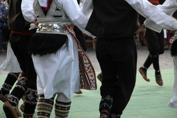 Servische volksdans in een straatfestival - Foto, afbeelding