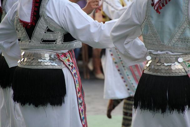 Σερβικός λαϊκός χορός σε φεστιβάλ δρόμου - Φωτογραφία, εικόνα