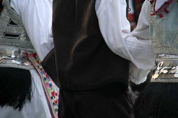 Szerb néptánc az utcai fesztiválon - Fotó, kép