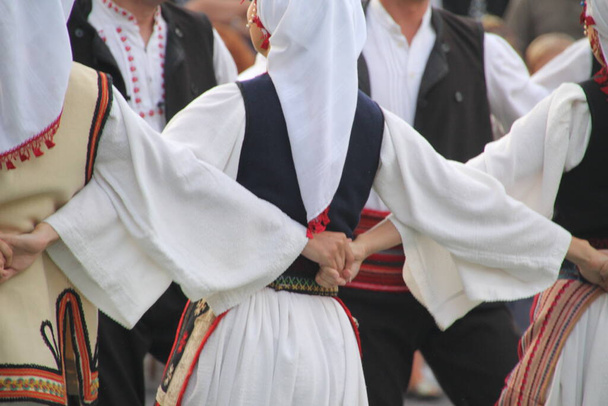 Srbský lidový tanec na pouličním festivalu - Fotografie, Obrázek