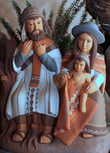 la Sacra famiglia con vestiti boliviani con mantello 1
 - Foto, immagini