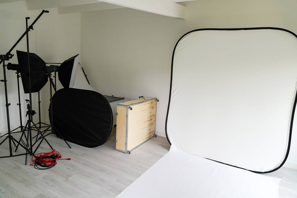 εξοπλισμός εγκατάστασης στούντιο για αντικείμενο και οι άνθρωποι εικόνα σε λευκό φόντο - Φωτογραφία, εικόνα