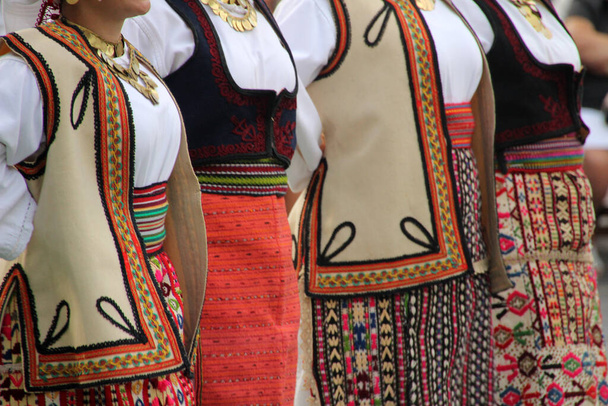 Сербський народний танець на вуличному фестивалі. - Фото, зображення