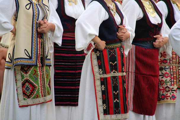 Сербский народный танец на уличном фестивале
 - Фото, изображение
