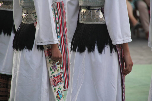 Danza popolare serba in un festival di strada
 - Foto, immagini