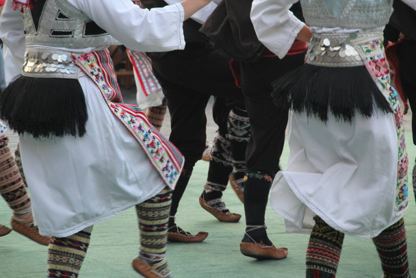 Sırp halk dansları bir sokak festivalinde - Fotoğraf, Görsel